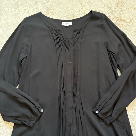 Velvet By Graham & Spencer Black Pin Tuck Button Long Sleeve Blouse Size Medium - Picture 2 of 13